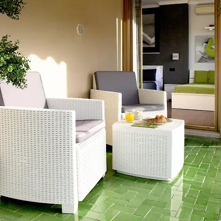 J24 Bed & Breakfast 4*