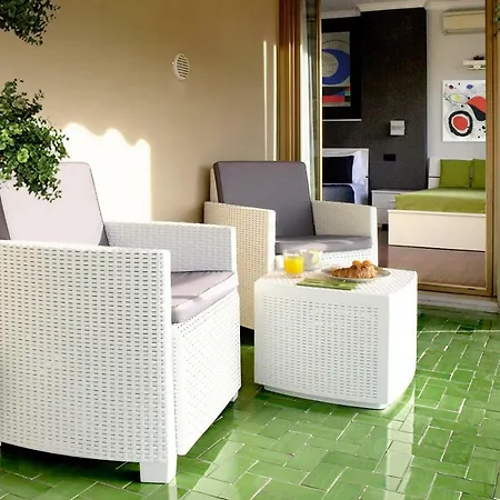 J24 Bed & Breakfast 2*